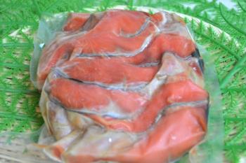 ()/【特特サイズ】1キロ入り【貴重部位！】紅鮭のかま！脂のり抜群！【鮮度を保つ真空パック入り】