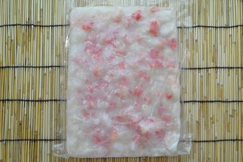 さんれいフーズほか(さんれいフーズほか)/【２キロのセット】【本ずわいがにフレーク】 【通販価格】 【業務用製品】 回転寿司屋さん、居酒屋さん等で使われている業務用の本ズワイガニの身をほぐした物です。サラダやオムレツにも使えますﾖｯ！